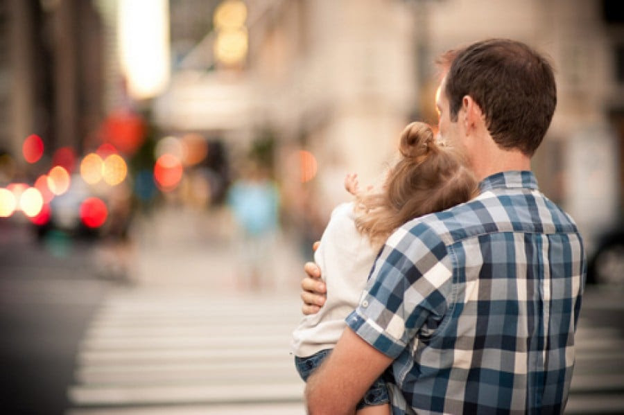 Resultado de imagen para hombre e hija espaldas