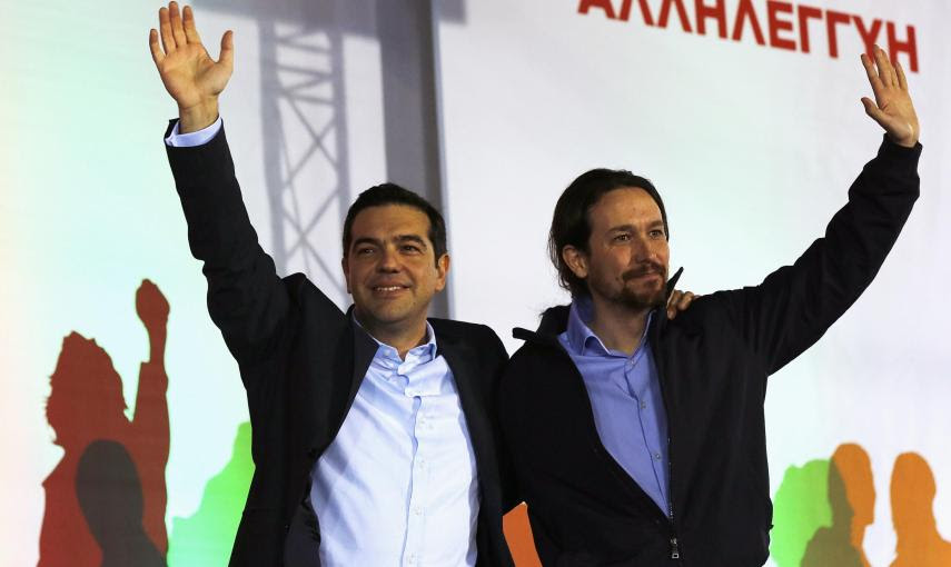 El líder de Syriza, Alexis Tsipras, y el secretario general de Podemos, Pablo Iglesias, saludan a los asistentes al mitin final de campaña, en Atenas. REUTERS/Yannis Behrakis