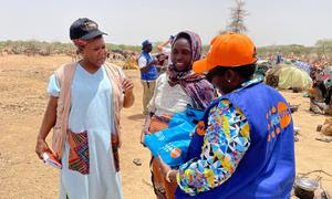 Mujeres y niñas sudanesas huyendo del conflicto reciben ayuda del UNFPA en el campamento de Toumtouma, al este del país.