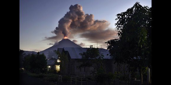 4. Las autoridades indonesias elevan la alerta tras entrar en erupciA3n un volcA!n en el norte de CA(c)lebes