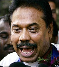 2005 ஆம் ஆண்டு தேர்தலிலின் வெற்றிக்களிப்பில் மகிந்த