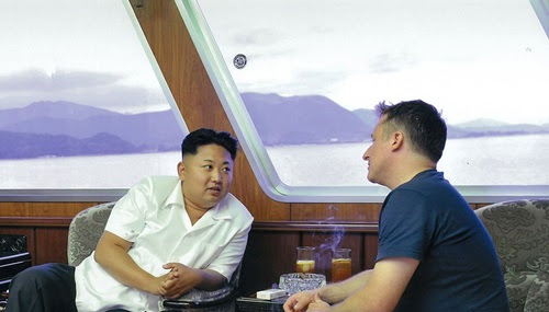 Kim Jong-un (trái) và Spavor trao đổi trên du thuyỠn năm 2013. Ảnh :AFP.