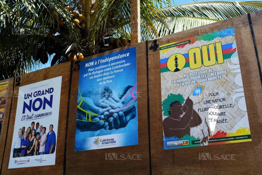 Les panneaux électoraux à Nouméa ce dimanche. Photo Théo ROUBY/AFP