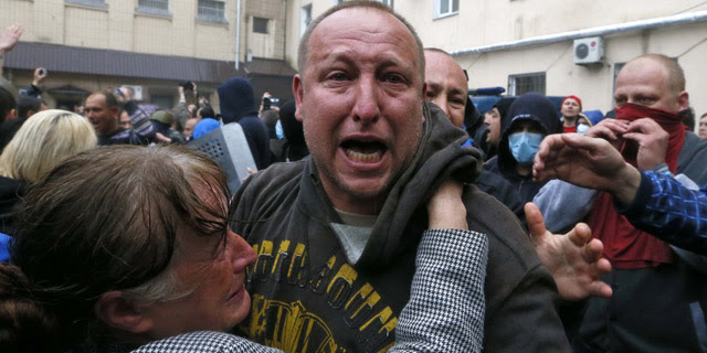 Manifestantes y familiares de uno de los prorrusos detenidos durante los disturbios celebran su liberación. 4 de mayo de 2014. REUTERS/Gleb Garanich