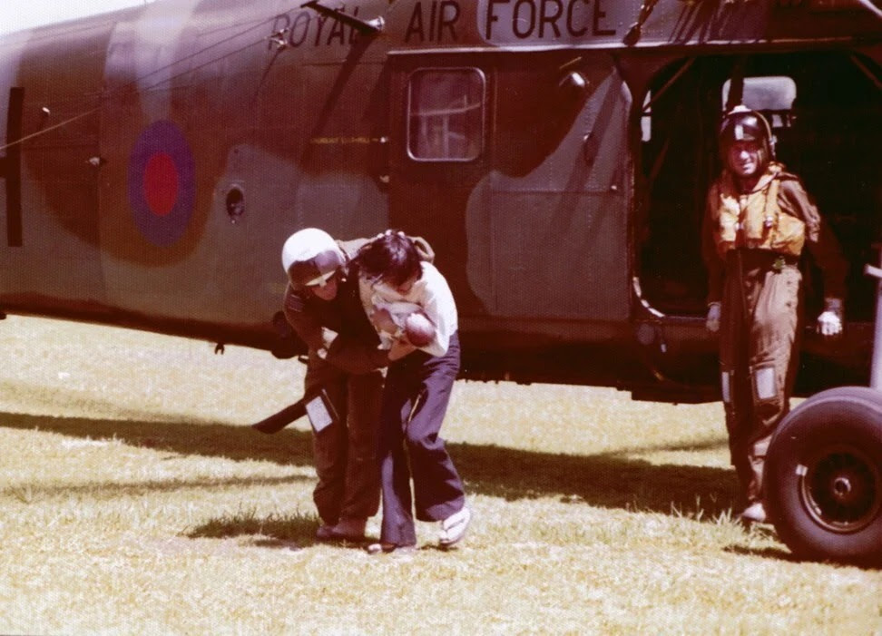 Không quân hoàng gia Anh giải cứu cô bé sơ sinh. Ảnh: SCMP.