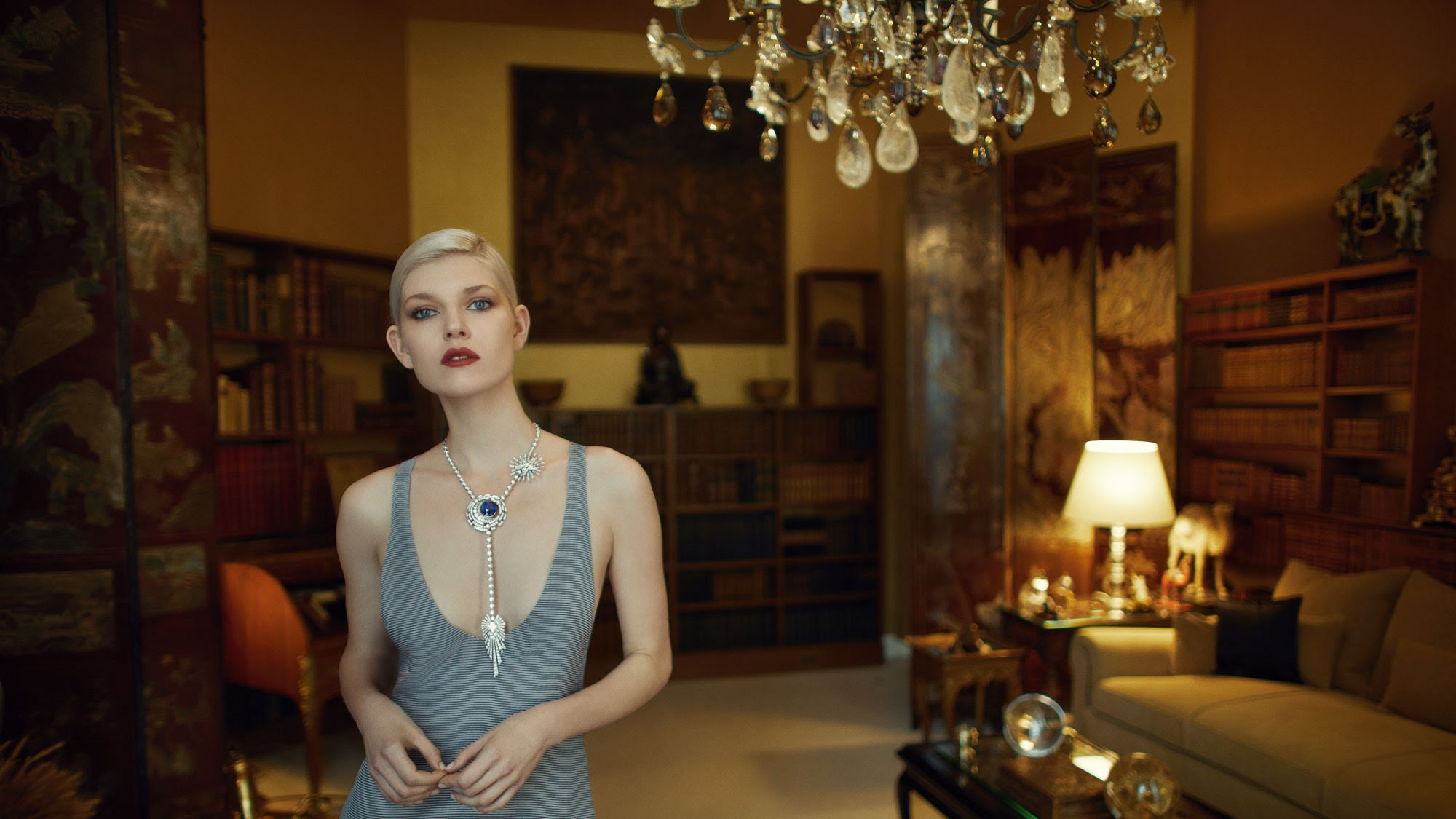 Collar Allure Cleste en oro blanco diamantes y zafiro al completo de Chanel Haute Joaillerie. Vestido de Chanel.