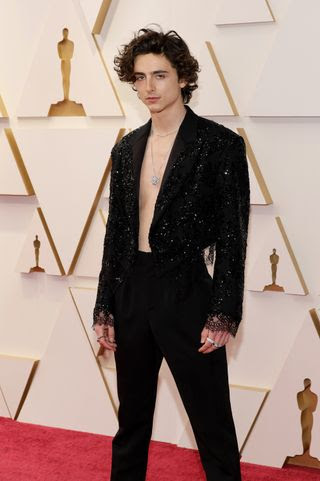 timothe chalamet con traje negro en los oscars 2022