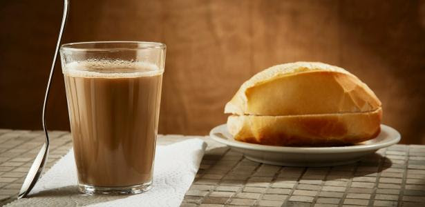 Café com leite e pão