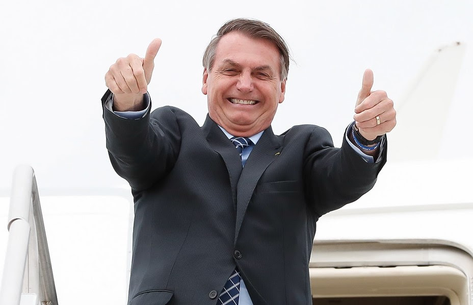 Bolsonaro saluda a la prensa a su regreso de Miami. Foto: Palacio do Planalto