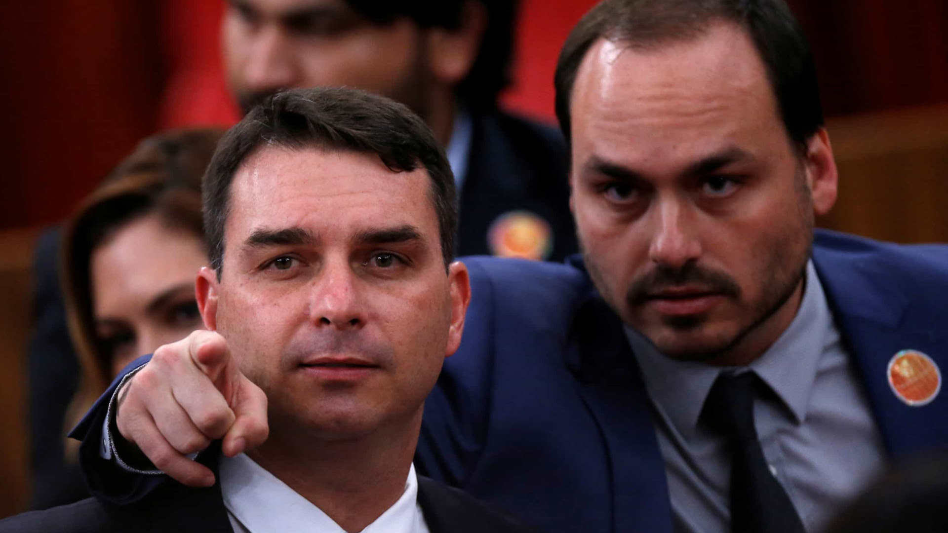 Crivella filia Bolsonaros e negocia acordo para eleições