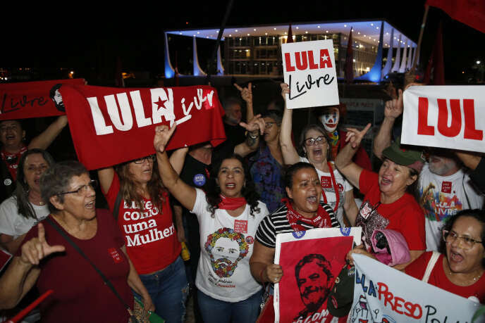 Des soutiens de l’ex-président brésilien Lula célèbrent la décision du Tribunal suprême, le 7 novembre, à Brasilia.