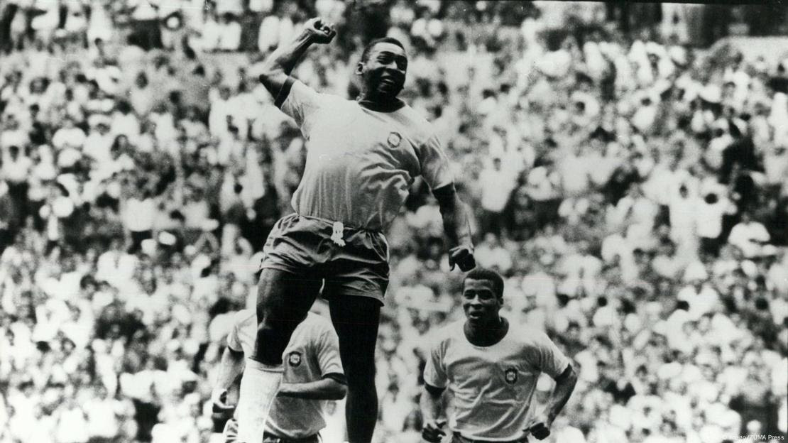 Pelé executa o seu famoso soco no ar ao celebrar um dos seus 95 gols pela seleção brasileira