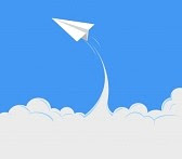 29449741-aeroplano-di-carta-sta-volando-verso-il-cielo