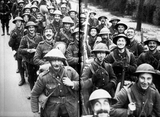 Soldados marchan eufóricas al frente de  la Primera Guerra Mundial 