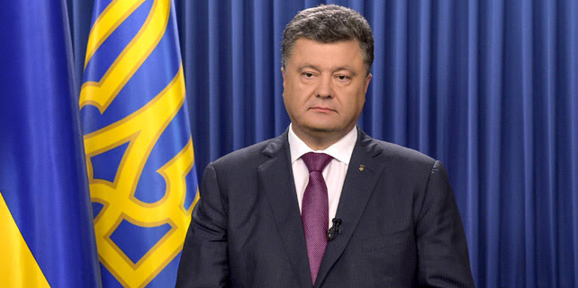 El presidente ucraniano, Petro Poroshenko, durante el vídeo colgado en la web pasadas las 21:30 horas anunciado su decisión de disolver el Parlamento. REUTERS
