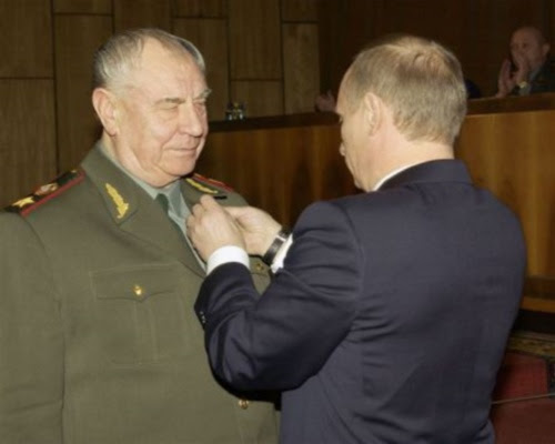 2004-11-17, Putin ehrt Dmitrij Jasow