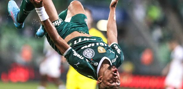 Rony comemora gol do Palmeiras com seu tradicional mortal