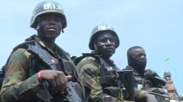 Des militaires camerounais déployés à Bamenda, 21 juillet 2019. (Photo: M. Kindzeka / VOA)