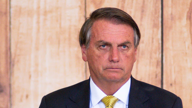 Bolsonaro reforça agenda conservadora e usa plano de governo para defender mandato