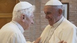 Papa Francesco e il Papa emerito Benedetto XVI (foto d'archivio, 2016)