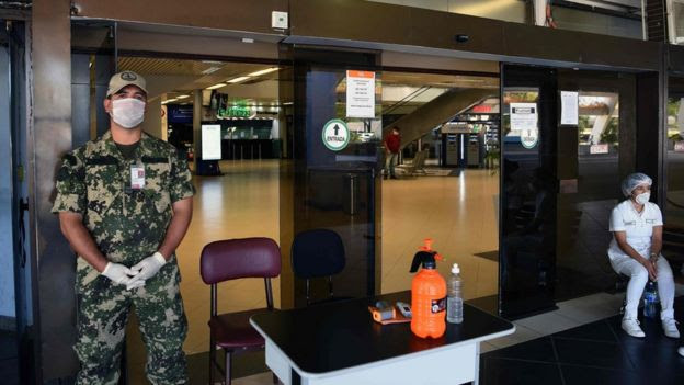 Un militar y una enfermera a la puerta del aeropuerto de Luque, cerca de Asunción, Paraguay