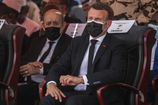 Emmanuel Macron et le ministre des affaires étrangères Jean-Yves Le Drian, lors des obsèques d'Idriss Déby, à N'Djamena le 23 avril 2021 © Christophe PETIT TESSON / POOL / AFP