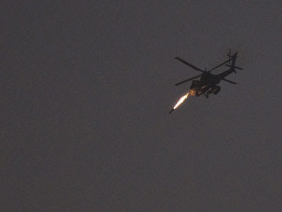 Un helicóptero apache de Israel dispara un misil sobre Gaza.