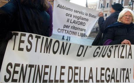 Un gruppo di testimoni di giustizia davanti al Viminale ANSA/CLAUDIO PERI © ANSA