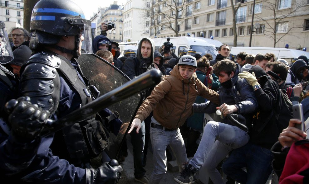 Las principales organizaciones estudiantiles francesas convocaron hoy una nueva jornada de manifestación contra la reforma laboral del presidente, François Hollande, que comenzó con el bloqueo de institutos y universidades a primera hora.- REUTERS