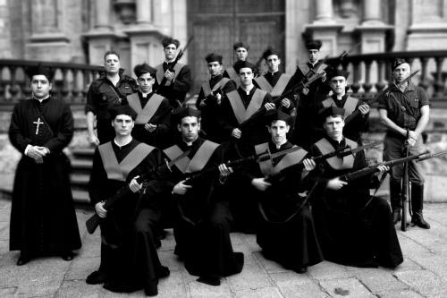 CURAS CON FUSILES