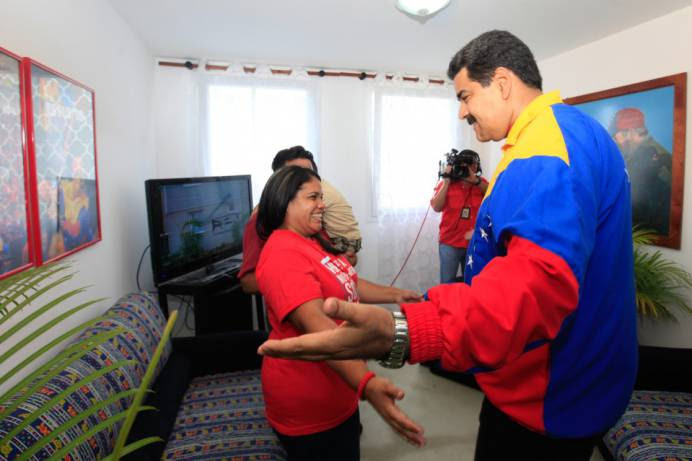 Maduro comparte con la familia de la vivienda 700 mil.