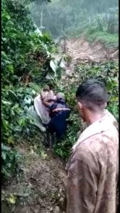 Circuló un video donde pobladores aledaños al río Coco (frontera natural entre Honduras y Nicaragua) rescatan dos cuerpos sin vida, de personas soterradas en medio de una finca de café.