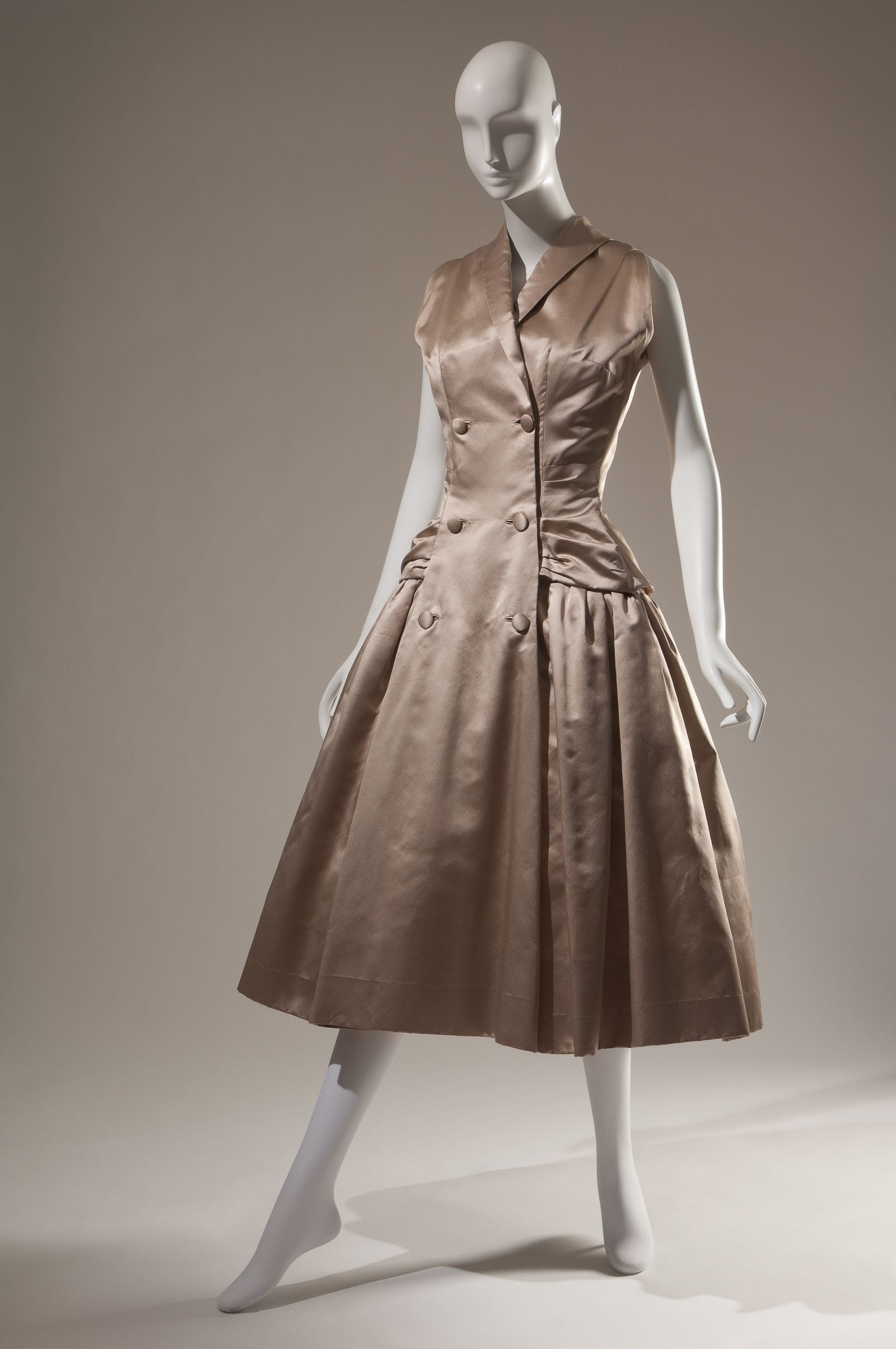 Vestido en satn de seda sin mangas de Dior .