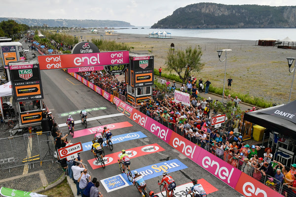 cfe1e0c0 583d 420a bf8f b835ba017fe3 SAM BENNETT VINCE LA VOLATA DI PRAIA A MARE SIMON YATES ANCORA MAGLIA ROSA DEL GIRO DITALIA