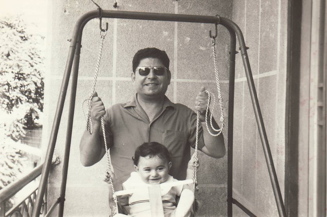 Ardem Patapoutian sur une balançoire enfant avec son père dans l'ouest de Beyrouth. (Photo publiée avec l'aimable autorisation d'Ardem Patapoutian)