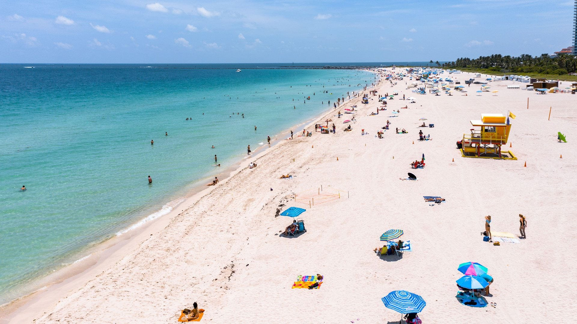 Menores impuestos, un clima agradable y atractivos como sus lujosas playas están atrayendo a mas estadounidenses a vivir en Florida. (Getty)