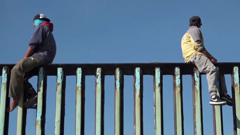 VIDEO: Decenas de migrantes escalan la valla fronteriza cerca de Tijuana