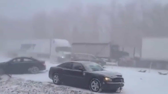 Neblina e neve causam engavetamento com 40 carros na Pensilvânia