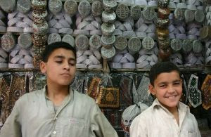 Child_labor_in_a_Pakistan_Shop