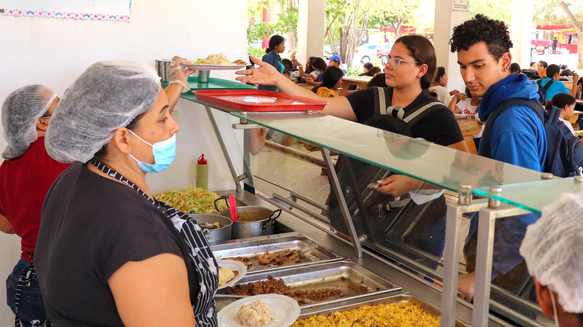 Los menús de los almuerzos ofrecidos son previamente definidos para garantizar el balance y variedad de la alimentación.