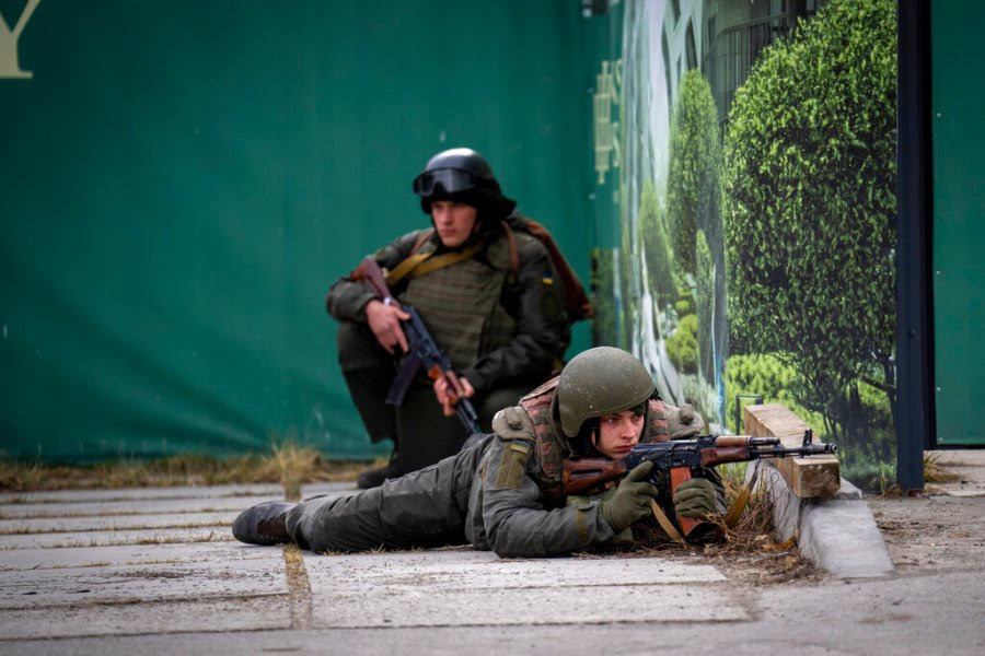 Ảnh: Ukraine bài binh bố trận ở Kiev để "nghênh đón" quân Nga - 2