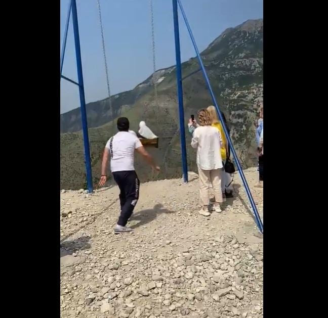 فيديو متداول للحظة سقوط فتاتين خليجيتين من أعلى مرجيحة على منحدر جبلي عالي