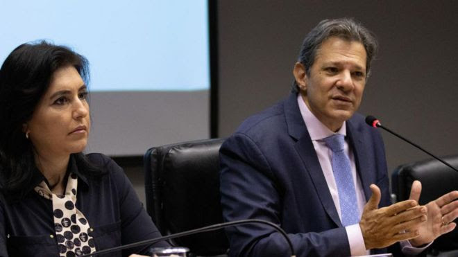 Os ministros Simone Tebet (Planejamento) e Fernando Haddad (Fazenda) durante a apresentação do novo arcabouço fiscal