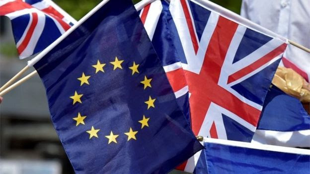 Bandeiras de Reino Unido e UE