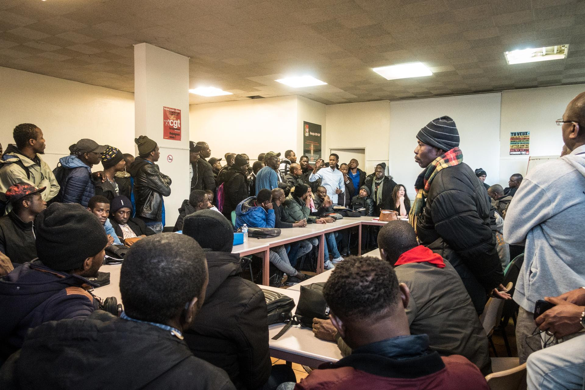 Réunion syndicale avec des intérimaires du nettoyage en Ile-de-France, dans la permanence départementale CGT Paris. Des traducteurs peuls et bambaras assurent la traduction des infos du jour.