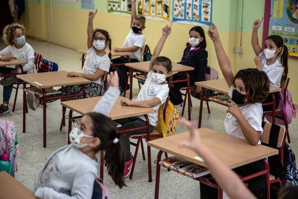 Alumnos en una clase en la isla, donde se les enseña el lenguaje del silbo gomero