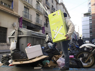 Contenedores repletos en una céntrica calle de Alicante en esta jornada de huelga.