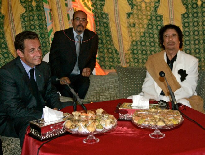 De gauche à droite : Nicolas Sarkozy, le diplomate Moftah
Missouri et Mouammar Kadhafi, le 6 octobre 2005. © Reuters De gauche à droite : Nicolas Sarkozy, le diplomate Moftah
Missouri et Mouammar Kadhafi, le 6 octobre 2005. © Reuters