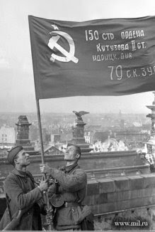 La bandera de la Victoria Soviética (en ruso: Знамя Победы) es la bandera que los soldados del Ejército Rojo alzaron en el edificio del Reichstag de Berlín el 1 de mayo de 1945.