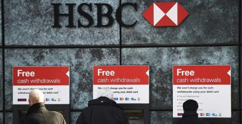 Clientes sacan dinero en los cajeros automáticos de una sucursal del banco suizo HSBC en Londres (Reino Unido). EFE
